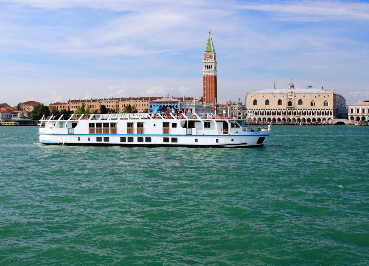European Waterways La Bella Vita - Cruising in Venice low res